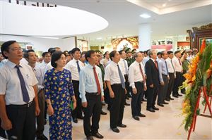 Lễ dâng hoa, báo công của lãnh đạo Tỉnh và Thành phố, khai mạc triển lãm chuyên đề tại Bảo tàng Hồ Chí Minh Thừa Thiên Huế