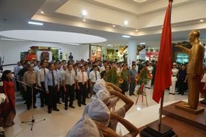 Khách tham quan đến với Bảo tàng Hồ Chí Minh và các di tích lưu niệm Chủ tịch Hồ Chí Minh ở Thừa Thiên Huế trong dịp kỷ niệm 129 năm Ngày sinh của Người