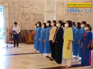 Đoàn đại biểu dự Đại hội đại biểu Phụ nữ tỉnh Cao Bằng lần thứ XVI, nhiệm kỳ 2021-2026 tổ chức lễ dâng hương, dâng hoa Chủ tịch Hồ Chí Minh