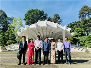 Đoàn Tổng lãnh Sự Quán Ấn Độ Tại Thành Phố Hồ Chí Minh viếng mộ cụ Phó bảng Nguyễn Sinh Sắc