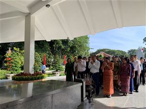 Đoàn Đại biểu tỉnh Banteay Meanchey, Vương quốc Campuchia viếng, dâng hương cụ Phó bảng Nguyễn Sinh Sắc