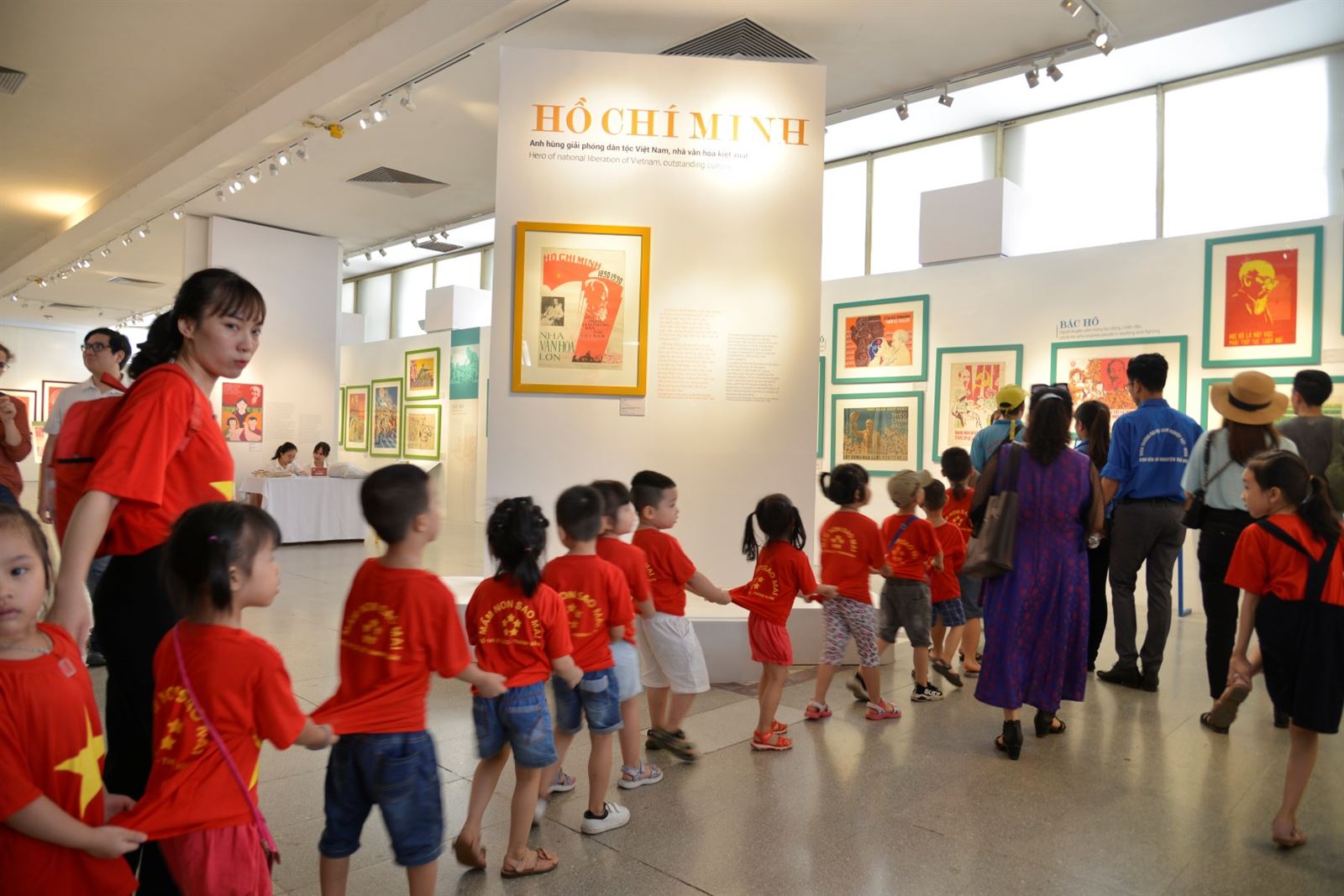  [Ảnh] Trưng bày “Chân dung Hồ Chí Minh – Góc nhìn từ tranh cổ động.1969 – 2011”