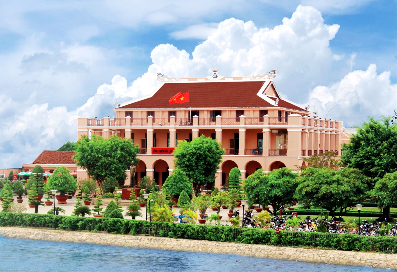 Bảo tàng Hồ Chí Minh - Bảo tàng Hồ Chí Minh là một địa điểm không thể bỏ qua khi đến thăm TPHCM. Đây là nơi giữ gìn và trưng bày những tư liệu và hiện vật liên quan đến Đồng chí Hồ Chí Minh, giúp khách tham quan hiểu thêm về con người và tầm quan trọng của Người cha của dân tộc.
